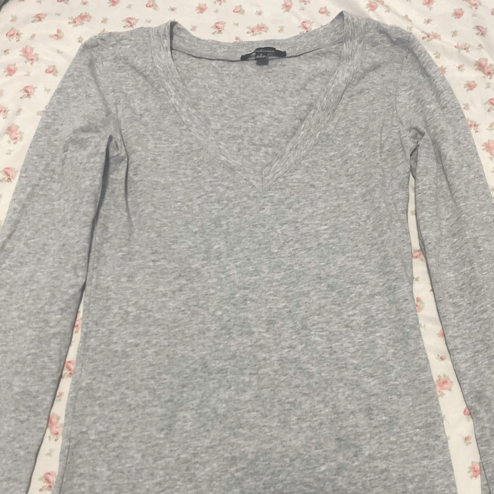Grey v neck long sleeve shirt